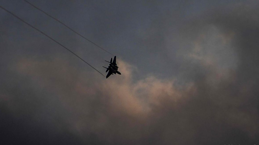 লেবানন-ইসরায়েল সীমান্তে ইসরায়েলী যুদ্ধবিমানের টহল। ছবি: ডয়চে ভেলে