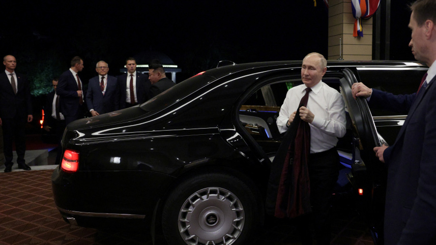 নিজের উপহার দেওয়া লিমুজিনের সামনে পুতিন। ছবি: রয়টার্স