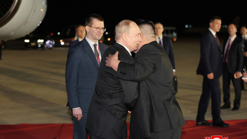 ২৪ বছর পর নিজের দেশে পুতিনকে পেয়ে আবেগী হয়ে পড়েন কিম। ছবি: রয়টার্স