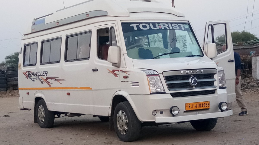 ভারতে বহুল প্রচলিত টেম্পো ট্রাভেলার গাড়ি। ছবি: সংগৃহীত