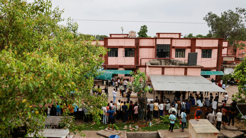 হাথরসের দুর্ঘটনার পর এই হাসপাতালে হতাহতদের নিয়ে আসা হয়। ছবি: রয়টার্স