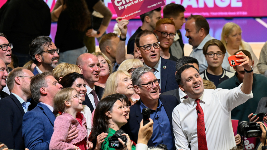 সমর্থকদের সঙ্গে সেলফি তুলছেন লেবার পার্টির নেতা স্টারমার। ছবি: রয়টার্স