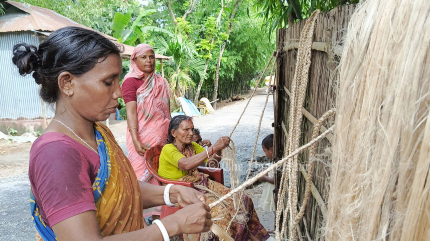 দেখতে চুলের বেণির মতোন। তৈরি পাট দিয়ে। তাই এর নাম পাটের বেণি। এই সাধারণ পণ্যটিই ভাগ্য বদলে দিয়েছে তিন হাজার নারীর।