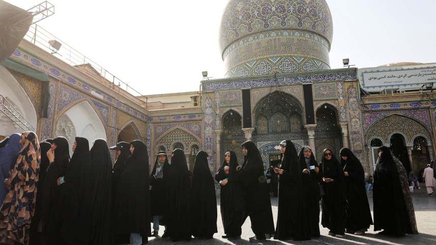 টার্কিশ এয়ারলাইন্সের এক ফ্লাইটে উঠছেন যাত্রীরা। ছবি: রয়টার্স
