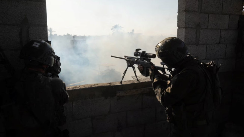 গাজায় গোপন অবস্থানে ইসরায়েলি স্নাইপার। ফাইল ছবি: রয়টার্স (২১ ডিসেম্বর, ২০২৩) 