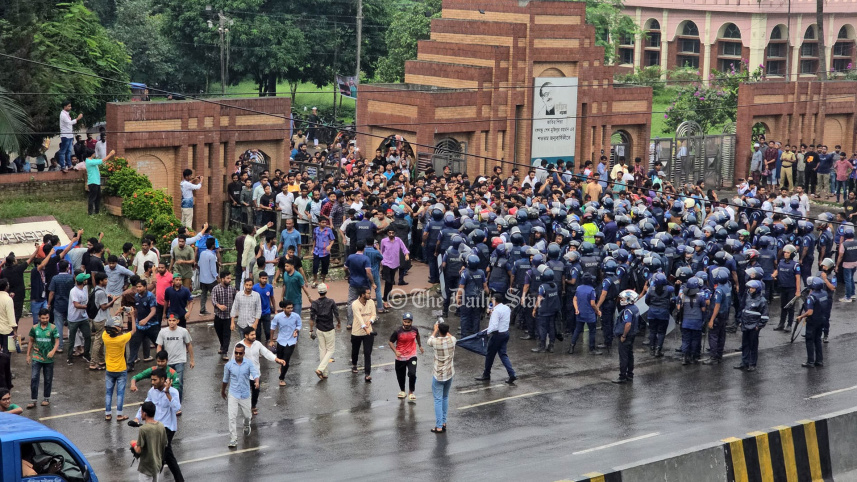 পুলিশের বাধা উপেক্ষা করে জাবি শিক্ষার্থীদের ঢাকা-আরিচা মহাসড়ক অবরোধ