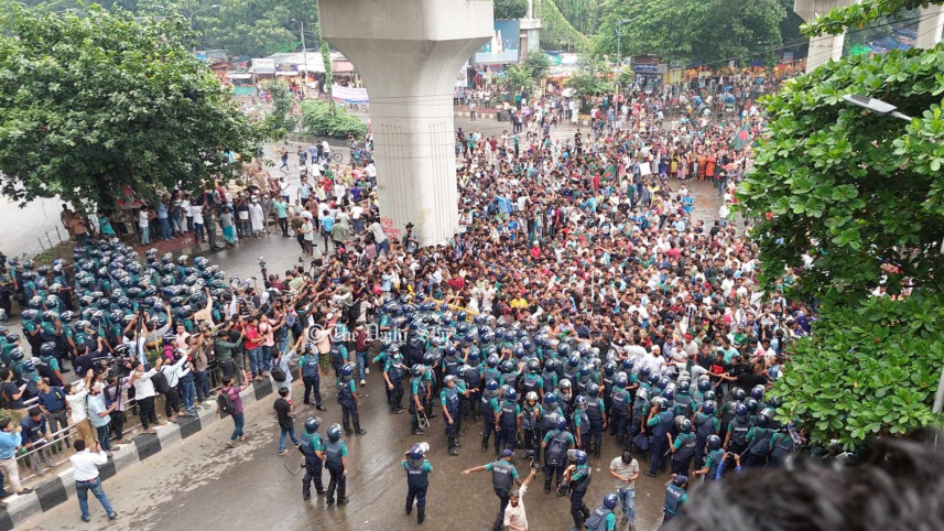 police_and_students_at_shahbag_1.jpg