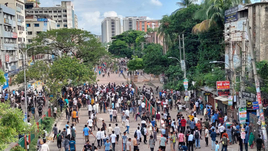 সায়েন্স ল্যাবে ধাওয়া পাল্টা ধাওয়া