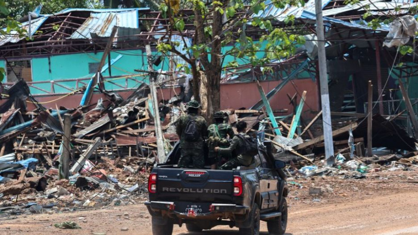 মায়াবতী শহরে বিদ্রোহীদের টহল। ছবি: রয়টার্স