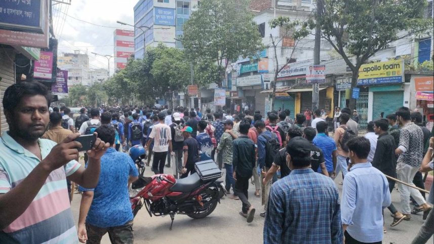 বগুড়ায় কোটা সংস্কার আন্দোলনের দাবিতে আন্দোলনরত শিক্ষার্থীদের আটক করেছে পুলিশ। ছবি: সংগৃহীত