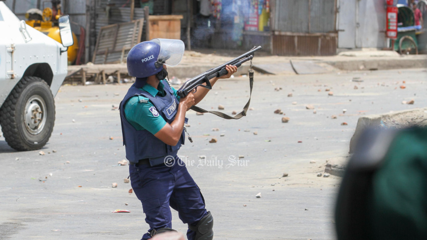 চট্টগ্রাম-কক্সবাজার সড়কে যান চলাচল বন্ধ, পুলিশের টিয়ার শেল-রাবার বুলেট