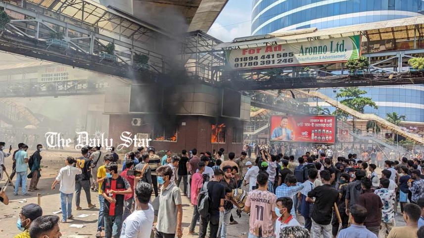 মিরপুর-১০ পুলিশ বক্সে আগুন