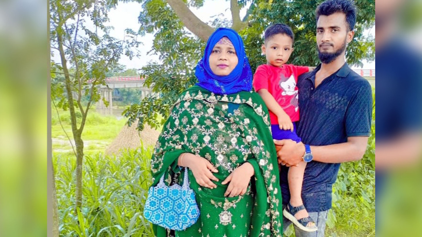 বাবার কবরের পাশে দাঁড়িয়ে থাকে আয়াত