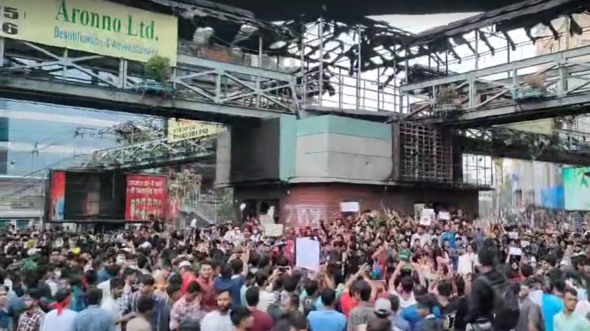 মিরপুর ১০ নম্বর গোলচত্বরে বিক্ষোভ