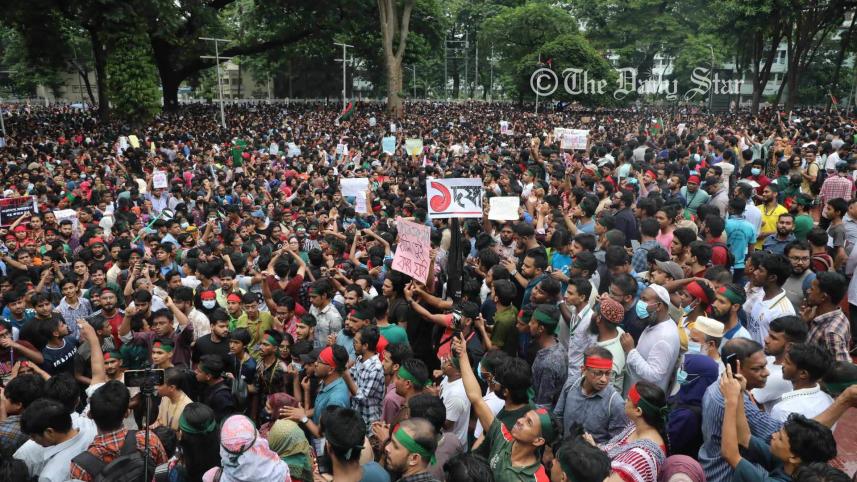 শহীদ মিনারে মানুষের ঢল