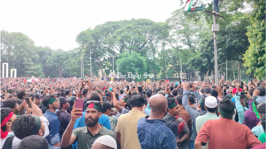 শহীদ মিনারে মানুষের ঢল