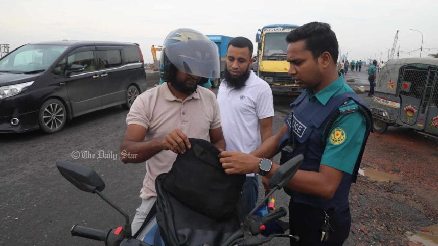 পুলিশের তল্লাশি