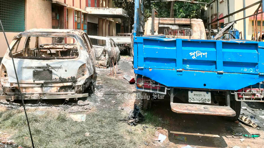 বগুড়ায় থানায় পুলিশ-শহরে ট্রাফিক নেই, যানজট নিরসনে কাজ করছে ছাত্র-জনতা