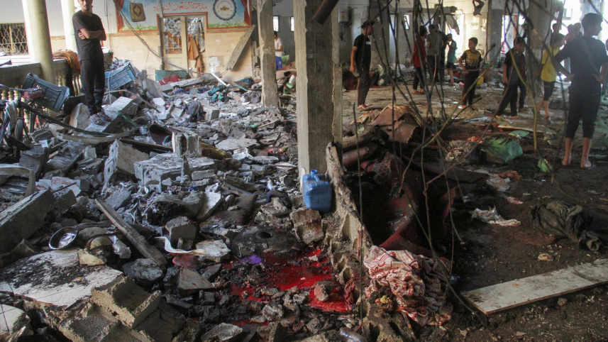 গাজা সিটির আল-তাবিন স্কুলে ইসরায়েলি হামলার পরের দৃশ্য। ছবি: রয়টার্স
