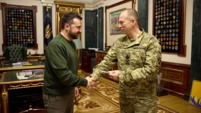 ইউক্রেনের কমান্ডার-ইন-চিফ সিরস্কির সঙ্গে প্রেসিডেন্ট জেলেনস্কি। ফাইল ছবি: রয়টার্স