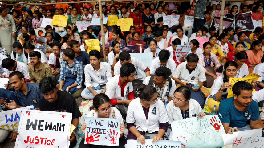 কলকাতায় চিকিৎসক ধর্ষণ-হত্যার প্রতিবাদে বিক্ষোভ। ছবি: রয়টার্স