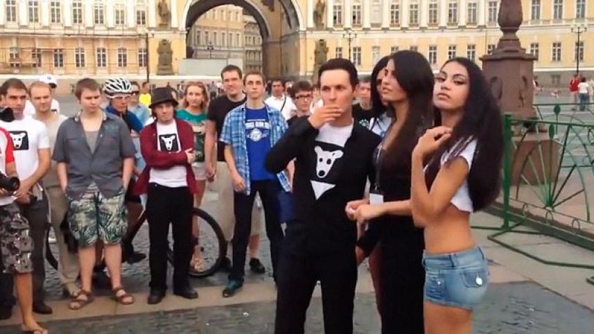 নারী ভক্তদের সঙ্গে পাভেল। ছবি: সংগৃহীত