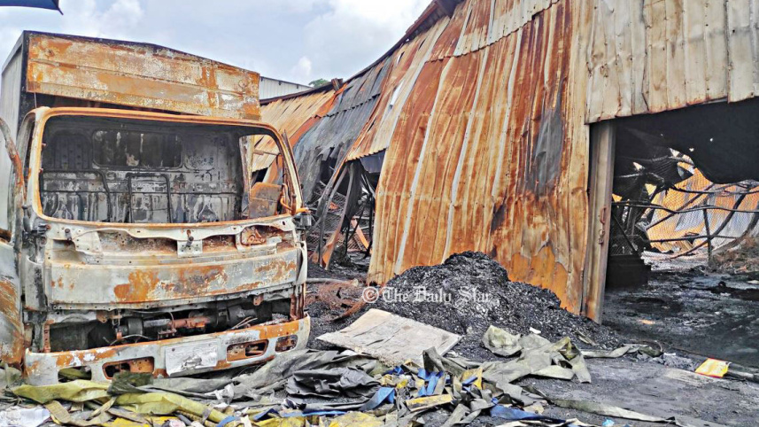 ব্যবসা প্রতিষ্ঠানে হামলা