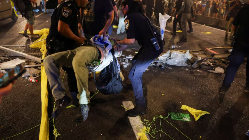 তেল আবিবে বিক্ষোভকারীদের ওপর পুলিশের হামলা। ছবি: রয়টার্স