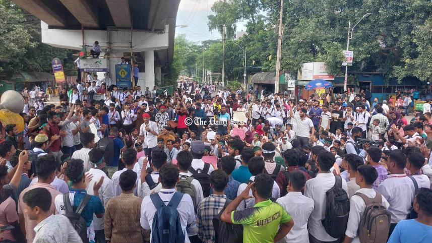 কারিগরি শিক্ষার্থীদের সড়ক অবরোধ