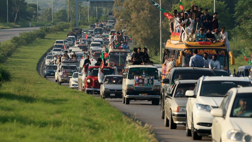 ইমরান খানের মুক্তির দাবিতে আয়োজিত জনসমাবেশে যোগ দেওয়ার জন্য গাড়ির মিছিল। ছবি: এএফপি