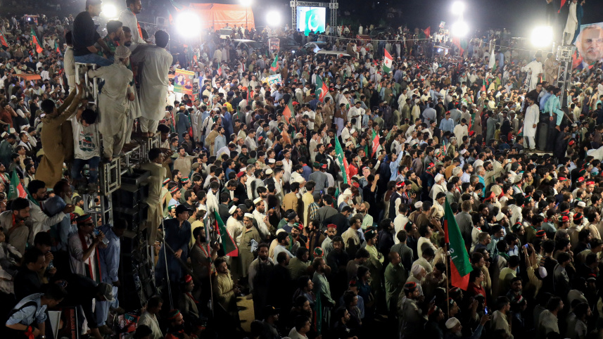 ইসলামাবাদের শহরতলীতে ইমরান খানের মুক্তির দাবিতে আয়োজিত জনসমাবেশ। ছবি: রয়টার্স