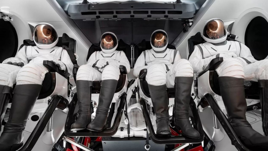 মহাকাশযানের ভেতর চার নভোচারী। ছবি: রয়টার্স