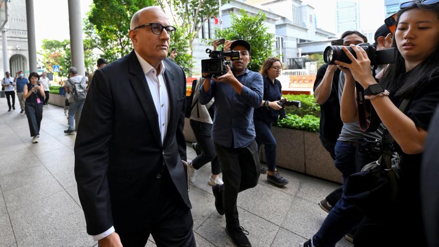 আদালতে এসে পৌঁছালেন সিঙ্গাপুরের সাবেক পরিবহন মন্ত্রী এস ঈশ্বরণ । ছবি: রয়টার্স