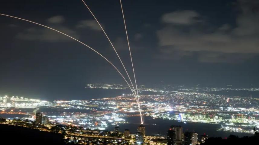 লেবাননে ক্ষেপণাস্ত্র হামলা চালাচ্ছে ইসরায়েল। ছবি: ডিডাব্লিউ