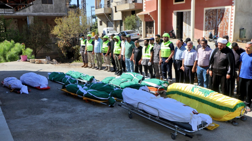 ইসরায়েলি বিমানহামলায় একই পরিবারের সব সদস্য নিহত হলে তাদের জানাজায় অংশ নেন প্রতিবেশীরা। ছবি: এএফপি