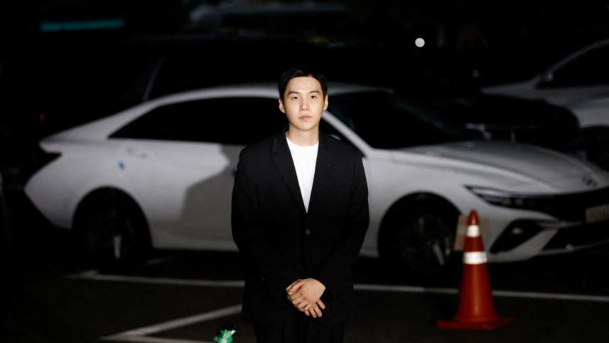 মদ্যপ অবস্থায় স্কুটার চালিয়ে পুলিশের কাছে ধরা পড়ার পর থানায় জিজ্ঞাসাবাদের জন্য এসেছেন সুগা। ফাইল ছবি: রয়টার্স (আগস্ট, ২০২৪) 