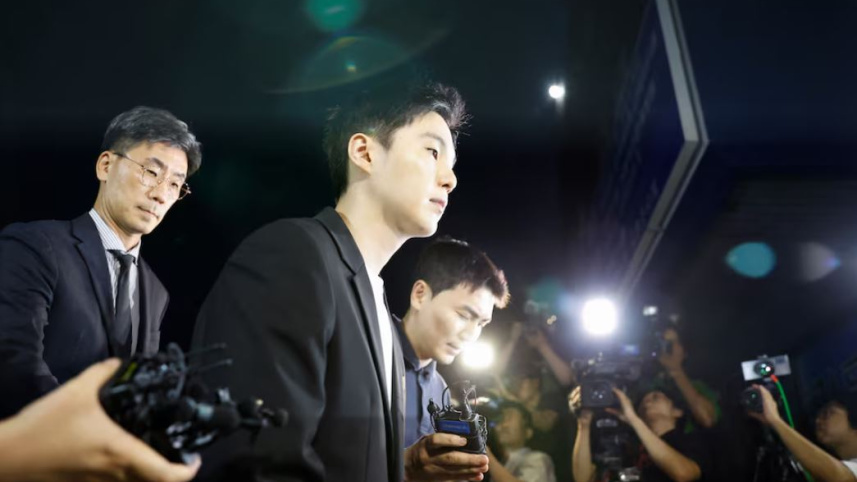 থানায় ঢুকছেন বিটিএসের সুগা। ফাইল ছবি: রয়টার্স