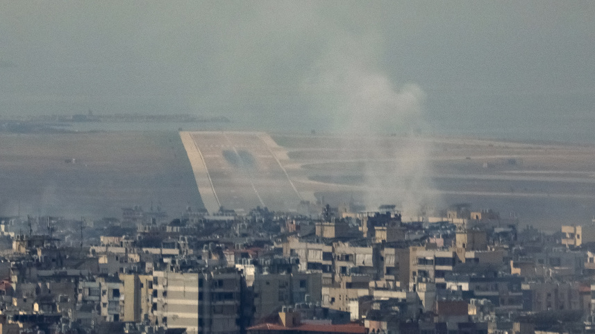 ইসরায়েলি হামলার পর বৈরুতের রফিক হারারি আন্তর্জাতিক বিমানবন্দরে আগুন। ছবি: রয়টার্স
