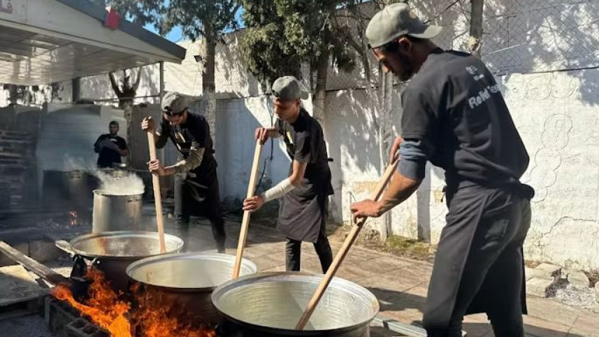 গাজার ক্ষুধার্ত মানুষকে বিনামূল্যে খাবার দিচ্ছেন ওয়ার্ল্ড সেন্ট্রাল কিচেনের কর্মীরা। ফাইল ছবি: ডব্লিউসিকের সৌজন্যে