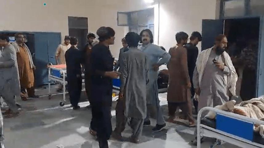 বেলুচিস্তানের কয়লা খনিতে বন্দুক হামলায় নিহত ও আহতদের আত্মীয়-পরিজন হাসপাতালে ভিড় জমান। ছবি: ডন