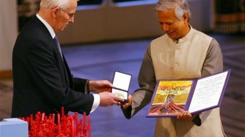 ২০০৬ সালের ১০ ডিসেম্বর নোবেল কমিটির প্রধান ওলে দানবোল্টের কাছ থেকে শান্তিতে নোবেল পুরস্কারের পদক ও ডিপ্লোমা গ্রহণ করছেন ড. ইউনূস। ফাইল ছবি: সংগৃহীত