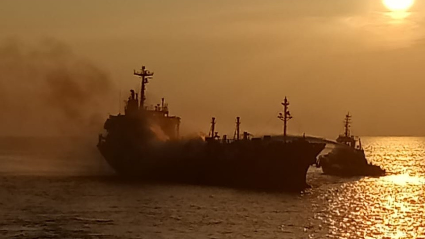 ট্যাংকারে আগুন.jpg