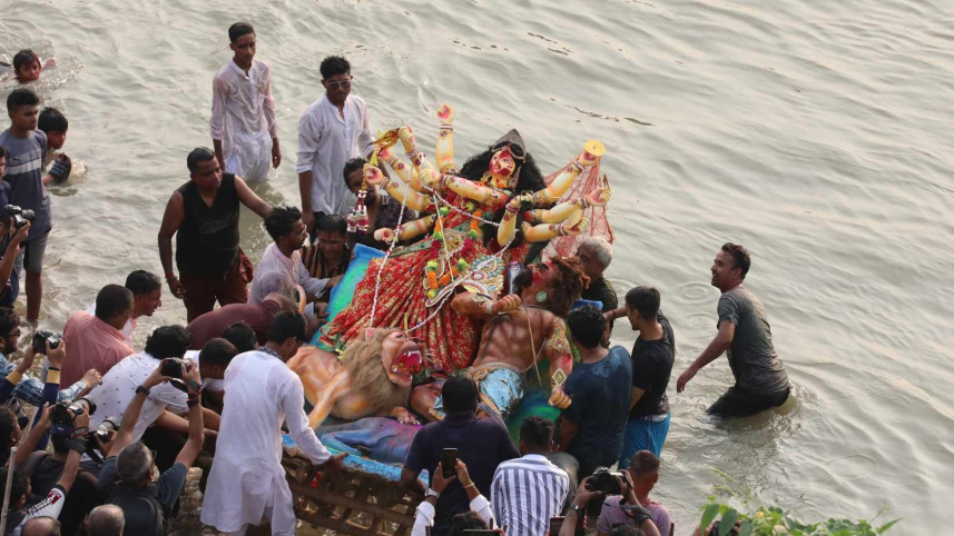 durga_idol_immersion_in_dhaka.jpg