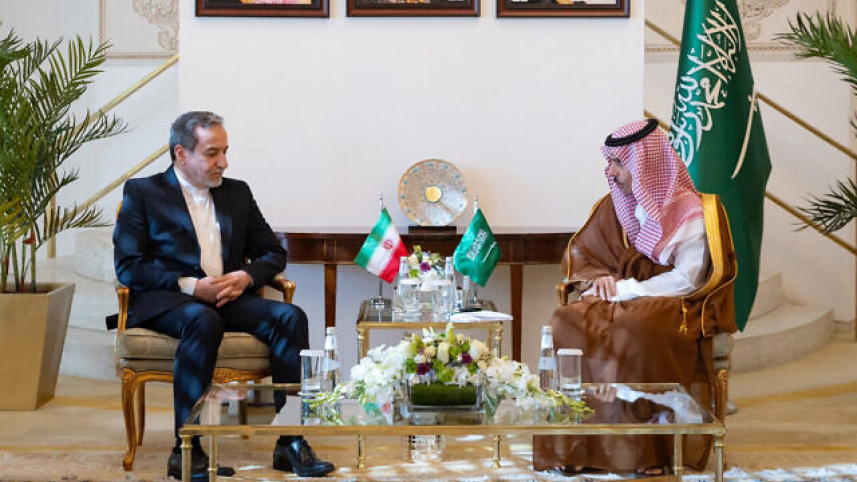 বৈঠকে সৌদি পররাষ্ট্রমন্ত্রী যুবরাজ ফয়সাল বিন ফারহান ও ইরানের পররাষ্ট্রমন্ত্রী আব্বাস আরাগচি। ফাইল ছবি: এএফপি