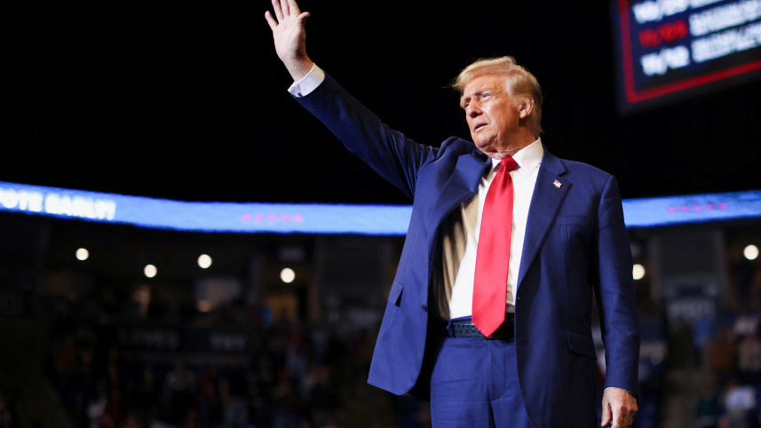 ভক্তদের উদ্দেশয়ে হাত নাড়ছেন ট্রাম্প। ফাইল ছবি: রয়টার্স