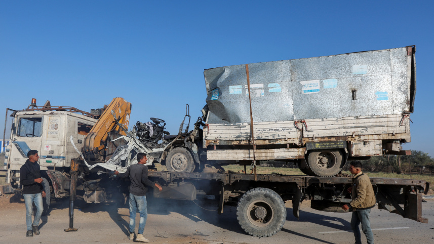ইসরায়েলি হামলা ইউএনআরডব্লিউর একটি ত্রাণবাহী ট্রাক ধ্বংসের পর সেটাকে সরিয়ে নিয়ে যাওয়া হচ্ছে। ছবি: রয়টার্স (২৩ অক্টোবর, ২০২৪)