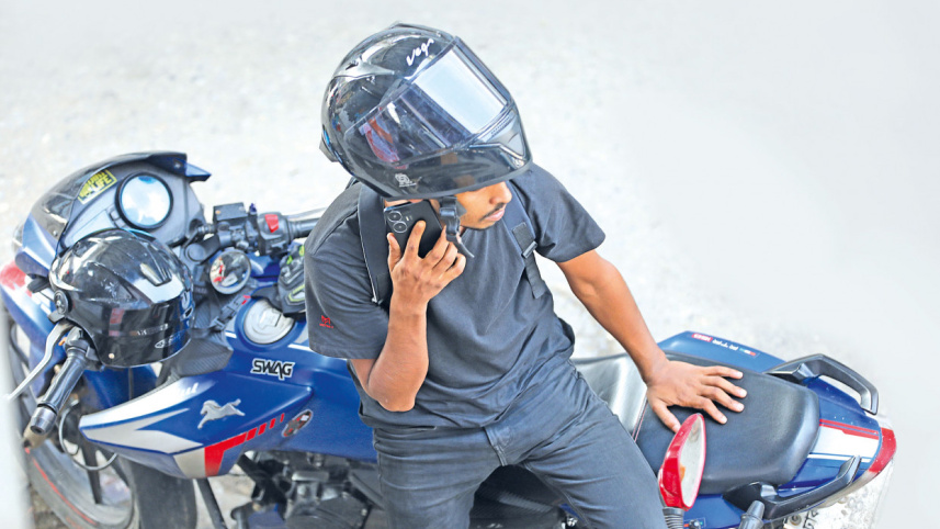 রাইড শেয়ারিং এ নিয়োজিত বাইকারদের নানা সমস্যার মুখে পড়তে হয়। ছবি: প্রবীর দাশ/স্টার