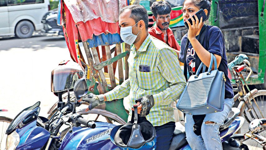 রাইড শেয়ারিং এ নিয়োজিত বাইকারদের নানা সমস্যার মুখে পড়তে হয়। ছবি: প্রবীর দাশ/স্টার