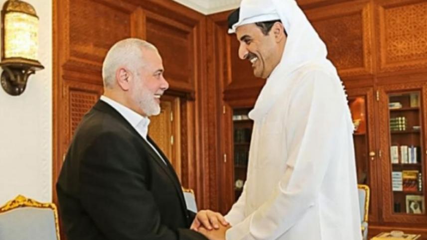 কাতারের আমির তামিম বিন হামাদ আল-থানির সঙ্গে প্রয়াত হামাস নেতা ইসমাইল হানিয়ে। গাজায় যুদ্ধবিরতির উদ্যোগে কেন্দ্রীয় ভূমিকায় ছিল কাতার। ফাইল ছবি: সংগৃহীত