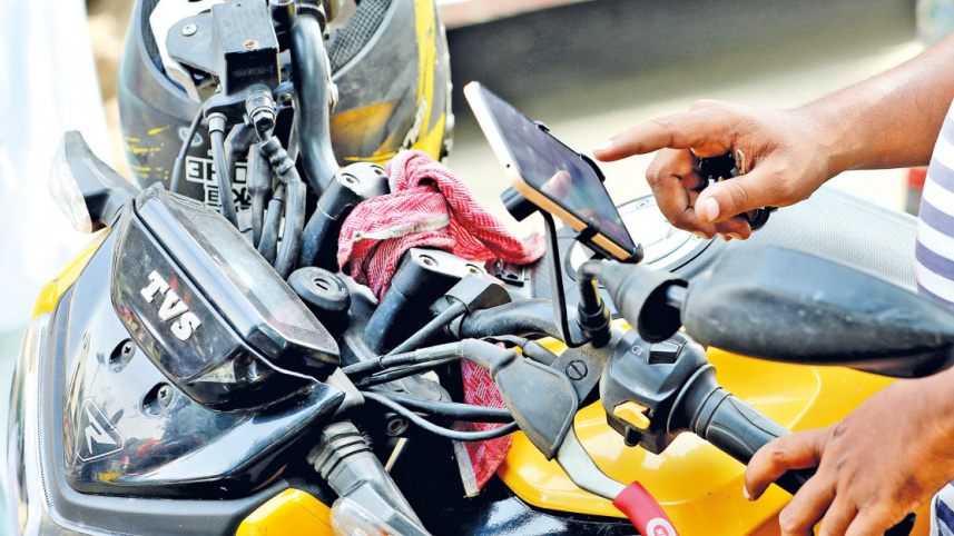 ঢাকার সড়কে বাইকারদের দৈনন্দিন জীবন। ছবি: প্রবীর দাশ/স্টার